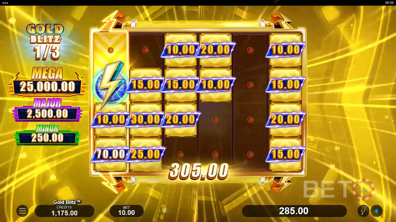 Grab Cash symbols and score big in the Gold Blitz feature